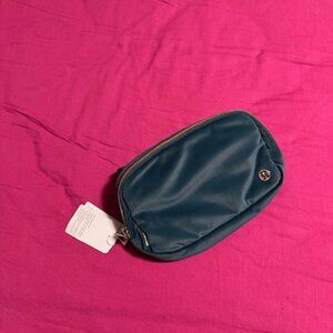 NWT Lululemon Everywhere Belt bag green/gold